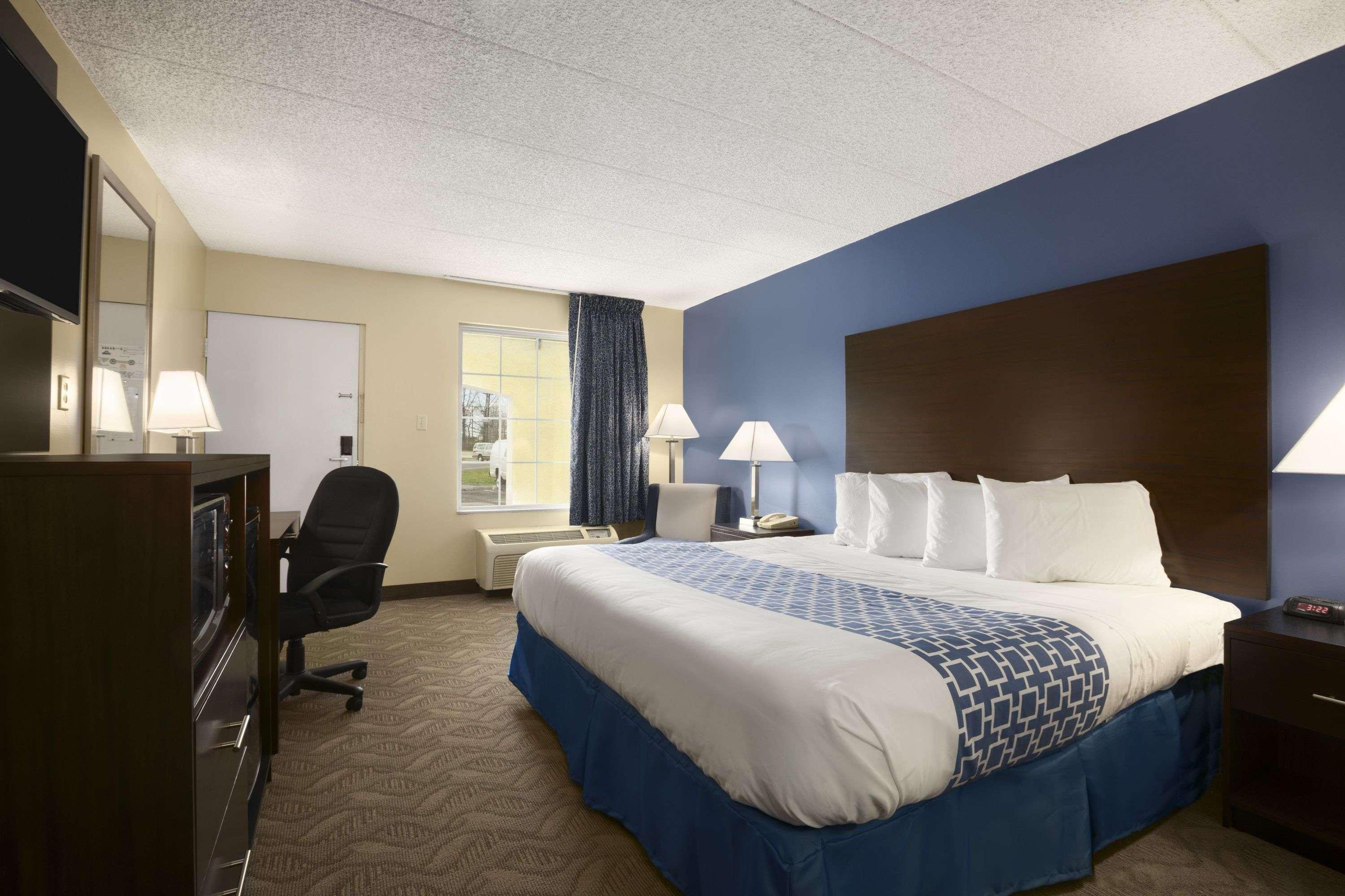 Days Inn & Suites By Wyndham Cherry Hill - Philadelphia Exterior photo